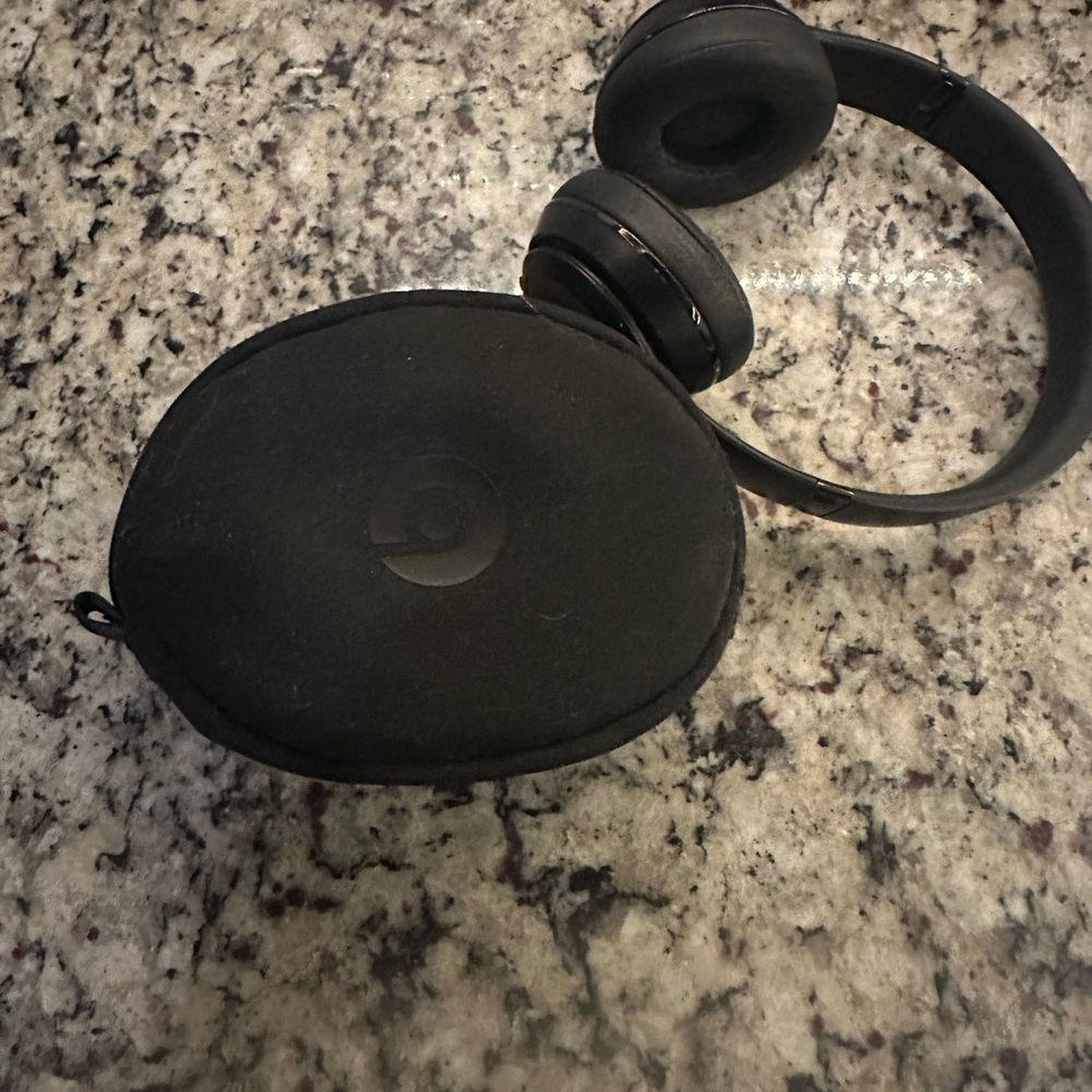 Beats Black Wireless Headphones with Case & Charger - USED- LIKE NEW